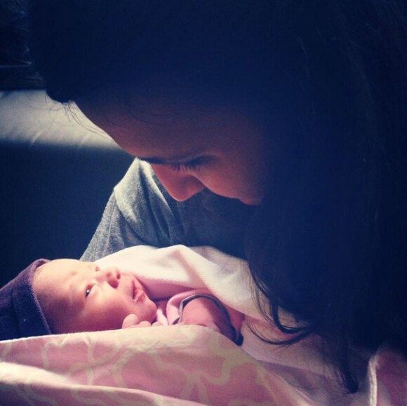 Carlota Fabregas, soeur du joueur de foot Cesc, avec sa petite soeur Claudia qui vient de naître le 23 septembre 2014 