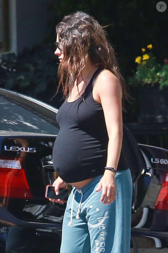 Mila Kunis enceinte à Sherman Oaks, Los Angeles, le 10 septembre 2014.
