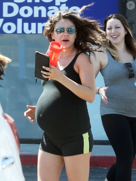 Exclusif - Mila Kunis enceinte quitte son cours de Yoga à Los Angeles le 16 septembre 2014.