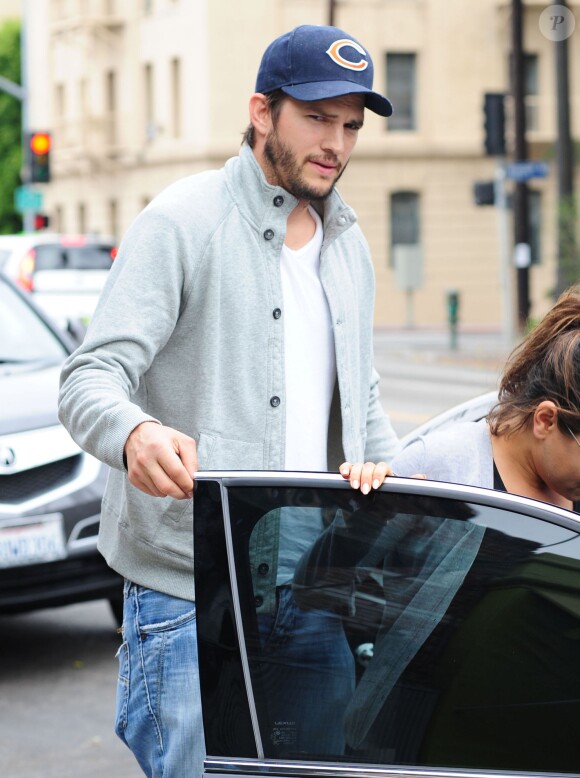 Mila Kunis, enceinte, et Ashton Kutcher sont allés déjeuner à Los Feliz, le 24 mai 2014.