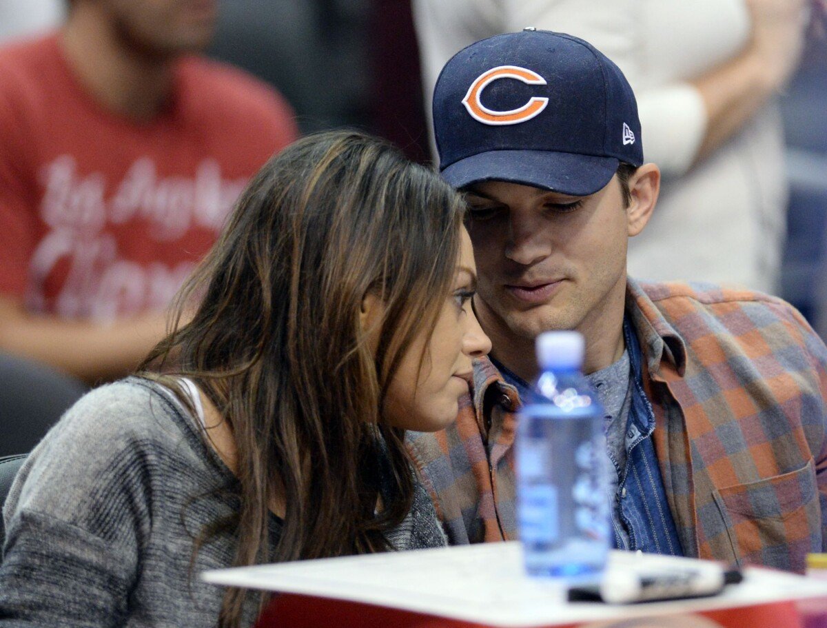 Vidéo Mila Kunis Et Ashton Kutcher Au Staples Center Los Angeles Le 22 Mars 2014 Purepeople