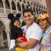 Nicole "Snooki" Polizzi et son fiancé Jionni LaValle posent avec leur fils Lorenzo à Buena Vista, le 27 septembre 2013.