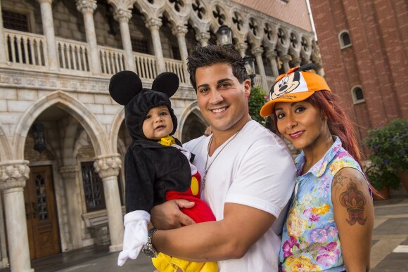 Nicole "Snooki" Polizzi et son fiancé Jionni LaValle posent avec leur fils Lorenzo à Buena Vista, le 27 septembre 2013.