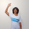 Patricia Loison prend la pose et lève la main pour l'ONG Plan International dont elle est l'ambassadrice dans le cadre de la campagne "50 000 mains levées pour l'éducation des filles"