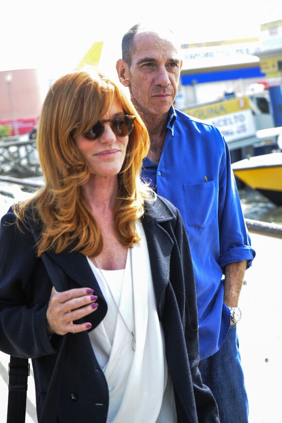 Miguel Ferrer, cousin de George Clooney, arrivant avec sa femme Lori Weintraub à Venise le 26 septembre 2014 pour le mariage de George Clooney et Amal Alamuddin