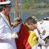 Felipe embrasse le drapeau. Letizia d'Espagne accompagnait le 26 septembre 2014 le roi Felipe VI à l'école navale militaire de Pontevedra à l'occasion du 25e anniversaire de la promotion 1989, dont est issu Felipe.