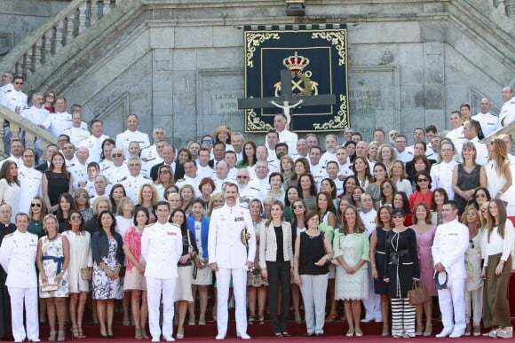 Photo de groupe. Letizia d'Espagne accompagnait le 26 septembre 2014 le roi Felipe VI à l'école navale militaire de Pontevedra à l'occasion du 25e anniversaire de la promotion 1989, dont est issu Felipe.
