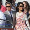 George Clooney et sa femme Amal Alamuddin (en robe Giambattista Valli Couture) apparaissent pour la première fois après leur mariage, le 28 septembre 2014, quittant l'Aman Grande Canal Venice après leur nuit de noces pour rallier le Cipriani pour un brunch avec leurs proches.