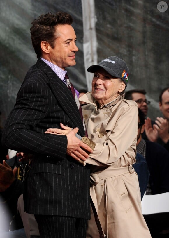 Robert Downey Jr. et sa mère Elsie Downey à Hollywood, Los Angeles, le 7 décembre 2009.