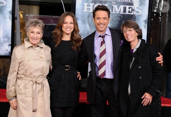 Robert Downey Jr. avec sa mère Elsie Downey, wife Susan Downey et sa belle-mère Rosie à Hollywood, Los Angeles, le 7 décembre 2009.