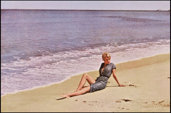 Brigitte Bardot sur la plage (photo d'archive non datée)