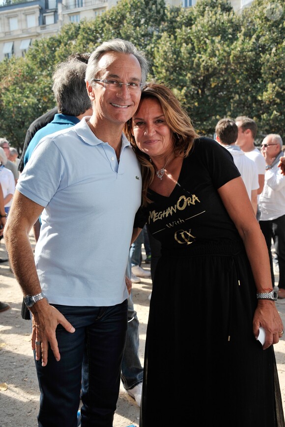 Laurent Petitguillaume et Martine Boukobza, présidente de l'association "MeghanOra" lors du 2e tournoi de pétanque de l'association sur l'Esplanade des Invalides à Paris, le 28 septembre 2014