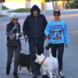 Amanda Bynes se balade avec ses parents et ses chiens à Thousand Oaks, le 7 decembre 2013