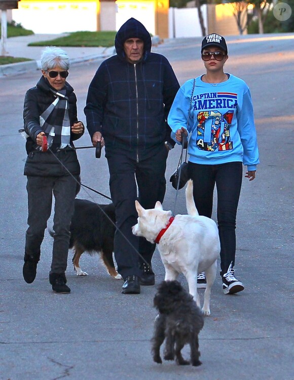 Amanda Bynes se balade avec ses parents et ses chiens à Thousand Oaks, le 7 decembre 2013