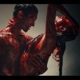Adam Levine et Behati Prinsloo, torrides mais inquiétants, dans le clip "Animals" de Maroon 5, septembre 2014.