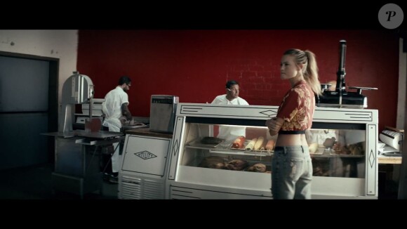 Image extraite du clip "Animals" de Maroon 5, septembre 2014.