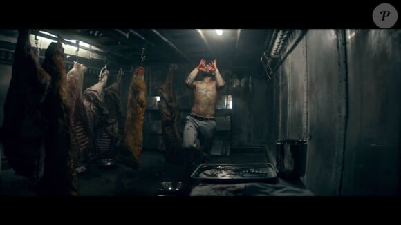 Image extraite du clip "Animals" de Maroon 5, septembre 2014. Adam Levine à moitié nu dans une chambre froide.