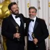 Ben Affleck et le producteur George Clooney lors de la cérémonie des Oscars 2013 et la victoire de leur film Argo