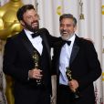 Ben Affleck et le producteur George Clooney lors de la c&eacute;r&eacute;monie des Oscars 2013 et la victoire de leur film Argo 