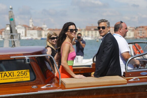 Sandra Bullock et George Clooney arrivent en bateau au 70e festival du film de Venise le 28 août 2013