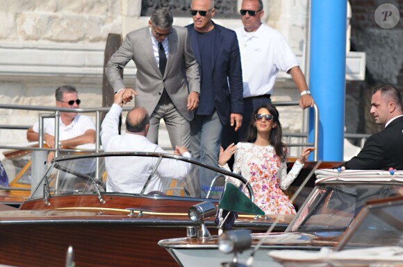 George Clooney et sa femme Amal Alamuddin apparaissent pour la première fois après leur mariage, le 28 septembre 2014, quittant l'Aman Grande Canal Venice après leur nuit de noces pour rallier le Cipriani pour un brunch avec leurs proches.