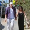 Exclusif - Mila Kunis enceinte et son fiancé Ashton Kutcher vont prendre un petit-déjeuner à Venice, le 17 septembre 2014.