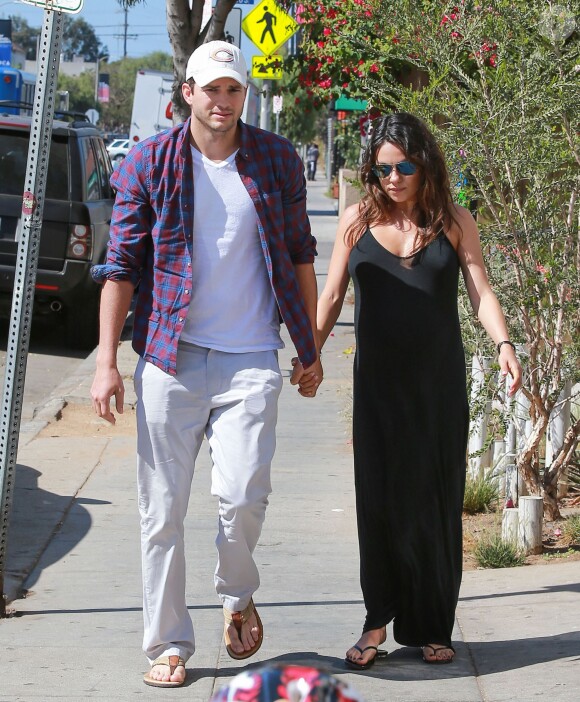 Exclusif - Mila Kunis enceinte et son fiancé Ashton Kutcher vont prendre un petit-déjeuner à Venice, le 17 septembre 2014.