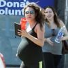 Exclusif - Mila Kunis enceinte quitte son cours de Yoga à Los Angeles le 16 septembre 2014. 