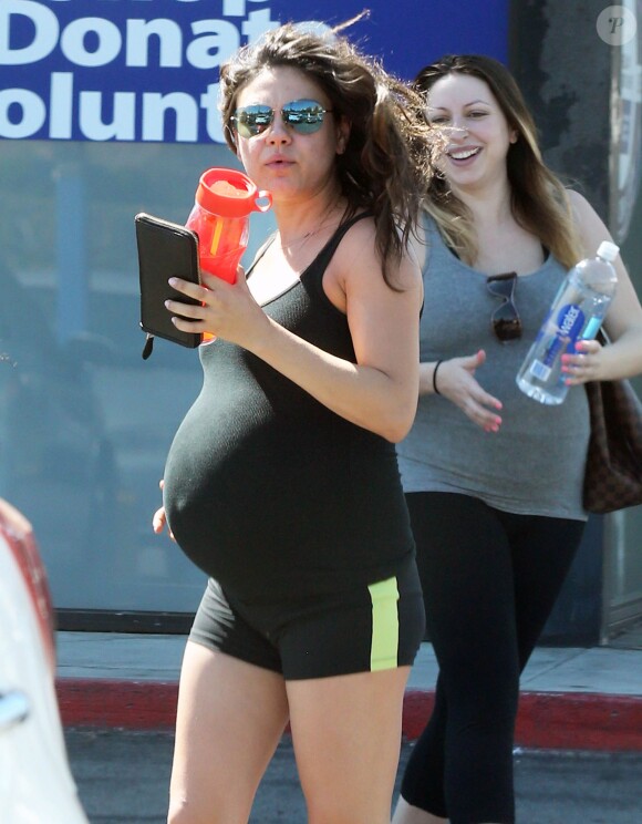 Exclusif - Mila Kunis enceinte quitte son cours de Yoga à Los Angeles le 16 septembre 2014. 