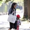 Exclusif - Sandra Bullock, redevenue brune, se promène avec son fils Louis à la Nouvelle-Orleans, le 25 septembre 2014.