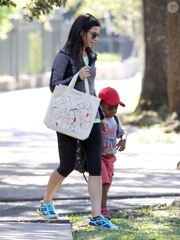 Exclusif - Sandra Bullock, redevenue brune, se promène avec son fils Louis à la Nouvelle-Orleans, le 25 septembre 2014.