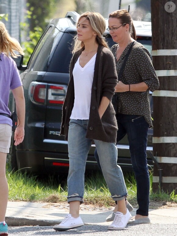 Exclusif - Sandra Bullock, blonde, lors de tests des caméras sur le tournage du film "Our Brand is Crisis" à la Nouvelle-Orléans, le 22 septembre 2014.