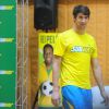 Michael Phelps et Pele jouent au football avec des enfants pour la nouvelle campagne de publicité de la chaîne de restauration rapide Subway à Sao Paulo au Bresil le 4 décembre 2013.