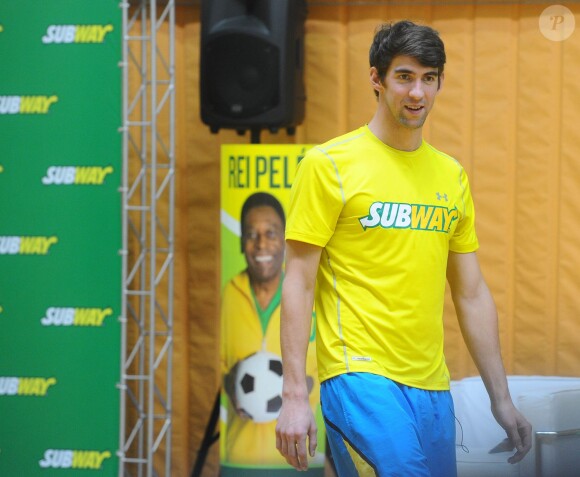Michael Phelps et Pele jouent au football avec des enfants pour la nouvelle campagne de publicité de la chaîne de restauration rapide Subway à Sao Paulo au Bresil le 4 décembre 2013.