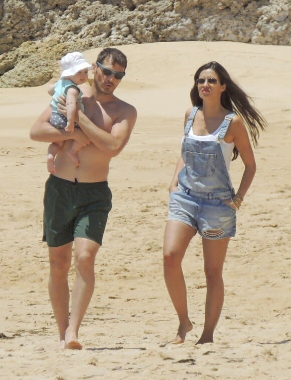 Iker Casillas, sa sublime Sara Carbonero et leur petit Martin profitent de leurs vacances sur les plages de la région de l'Algarve au Portugal, le 5 juillet 2014