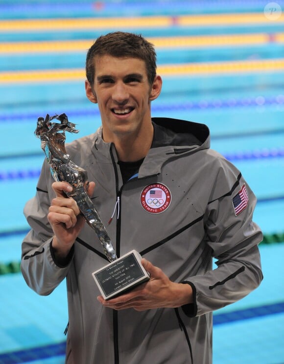 Michael Phelps avec son trophée récompensant l'ensemble de sa carrière lors des JO de Londres à l'Aquatic Center de Londres, le 4 août 2012