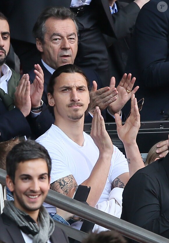 Michel Denisot et Zlatan Ibrahimovic lors du match entre le PSG et Reims au Parc des Princes à Paris le 5 avril 2014