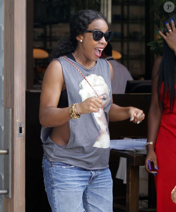 Kelly Rowland enceinte va déjeuner à Beverly Hills le 25 juillet 2014.