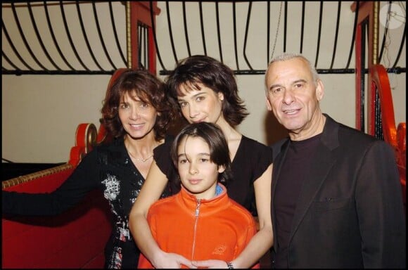 Stéphanie et Michel Fugain, aux côtés de leurs enfants, Marie et Stéphanie Fugain, en février 2005 à Paris