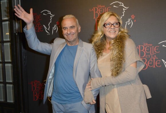 Michel Fugain prend la pose avec sa compagne Sanda à Paris, le 24 octobre 2013.