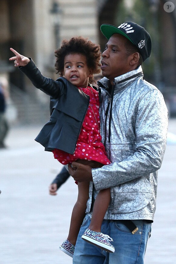 Jay Z et Blue Ivy pluc complices que jamais ! Beyoncé, son époux et leur fille sont allés visiter le musée du Louvre à Paris, le 7 octobre 2014.