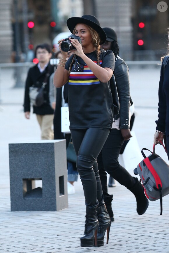 Beyoncé s'est découvert une nouvelle passion : la photo ! La chanteuse, son mari Jay-Z et leur fille Blue Ivy sont allés visiter le musée du Louvre à Paris, le 7 octobre 2014.