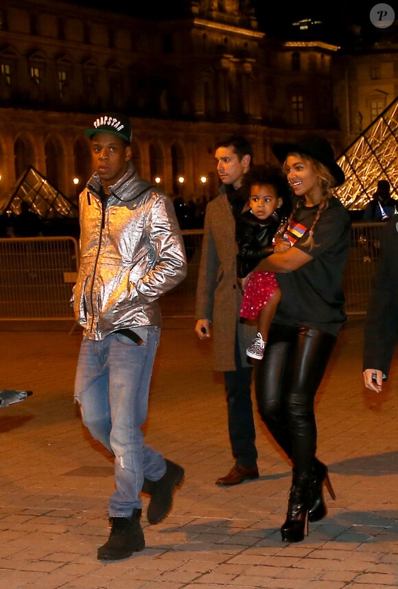La chanteuse Beyoncé, son mari le rappeur Jay-Z et leur fille Blue Ivy sont allés visiter le musée du Louvre à Paris, le 7 octobre 2014. La famille prend plaisir à découvrir notre capitale 
