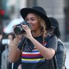 Beyoncé (qui porte une bague Messika modèle Amazone) s'est découvert une nouvelle passion : la photo ! La chanteuse, son mari Jay-Z et leur fille Blue Ivy sont allés visiter le musée du Louvre à Paris, le 7 octobre 2014.