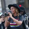Beyoncé ( qui porte une bague Messika modèle Amazone) s'est découvert une nouvelle passion : la photo ! La chanteuse, son mari Jay-Z et leur fille Blue Ivy sont allés visiter le musée du Louvre à Paris, le 7 octobre 2014.
