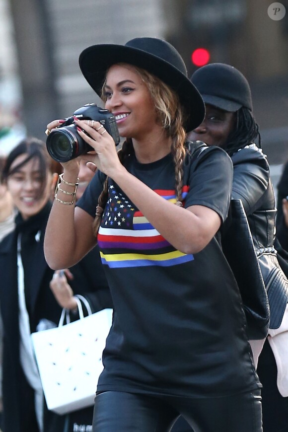 Beyoncé ( qui porte une bague Messika modèle Amazone) s'est découvert une nouvelle passion : la photo ! La chanteuse, son mari Jay-Z et leur fille Blue Ivy sont allés visiter le musée du Louvre à Paris, le 7 octobre 2014.
