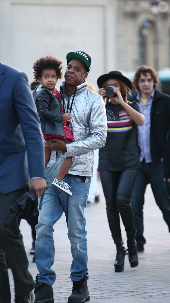 La chanteuse Beyoncé, son mari le rappeur Jay-Z et leur fille Blue Ivy sont allés visiter le musée du Louvre à Paris, le 7 octobre 2014. La chanteuse Beyoncé prend des photos.