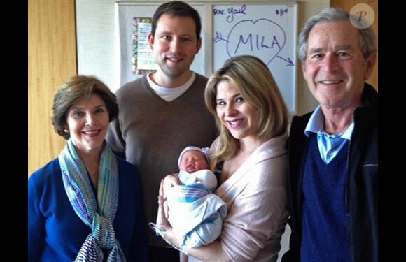 Laura et George W. Bush avec leur fille Jenna et son mari Henry, heureux parents d'une petite Mila.