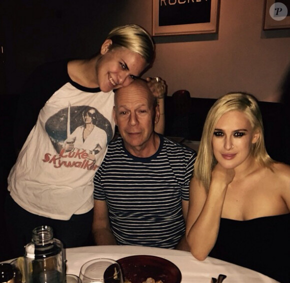 Tallulah Willis avec son père Bruce et sa soeur Rumer sur Instagram en octobre 2014.