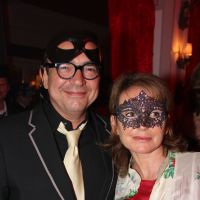 Karl Zéro et son épouse, masqués pour la chaude soirée libertine de Marc Dorcel